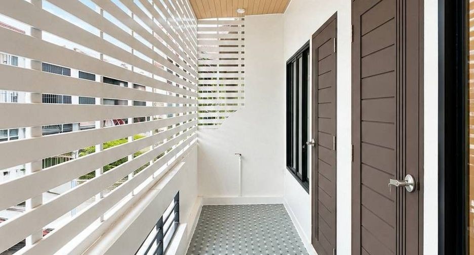 For sale 4 ベッドルーム house in Huai Khwang, Bangkok