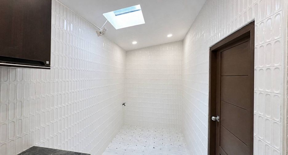 For sale 4 ベッドルーム house in Huai Khwang, Bangkok