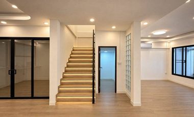 For sale 4 ベッドルーム house in Huai Khwang, Bangkok