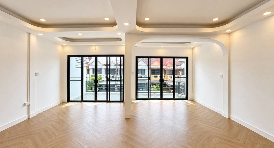 For sale 4 ベッドルーム house in Huai Khwang, Bangkok