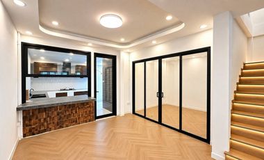 For sale 4 ベッドルーム house in Huai Khwang, Bangkok
