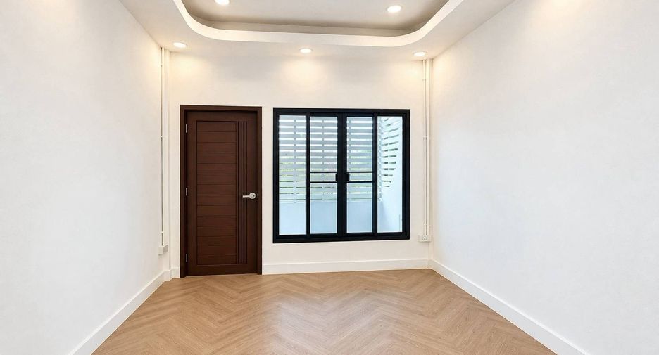 For sale 4 ベッドルーム house in Huai Khwang, Bangkok