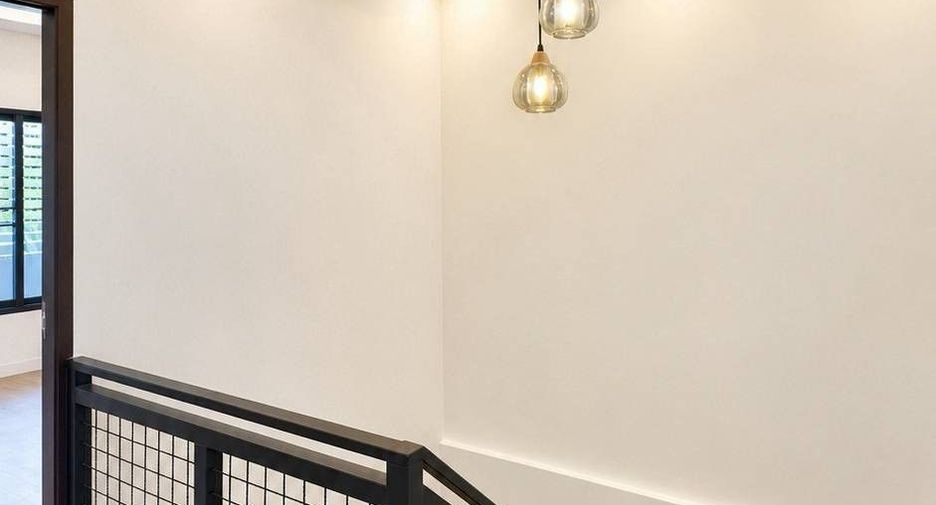 For sale 4 ベッドルーム house in Huai Khwang, Bangkok