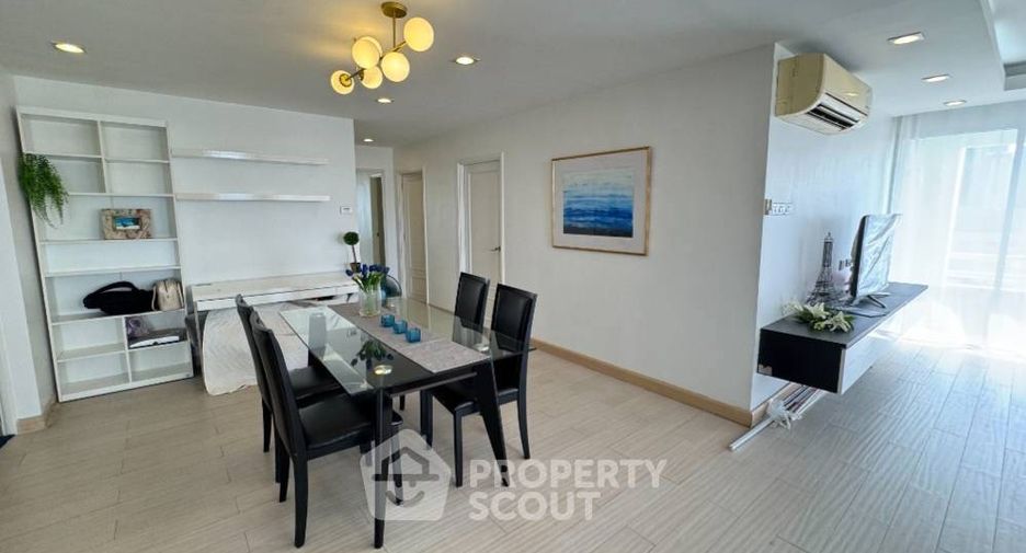 For rent 3 bedrooms condo in Huai Khwang, Bangkok