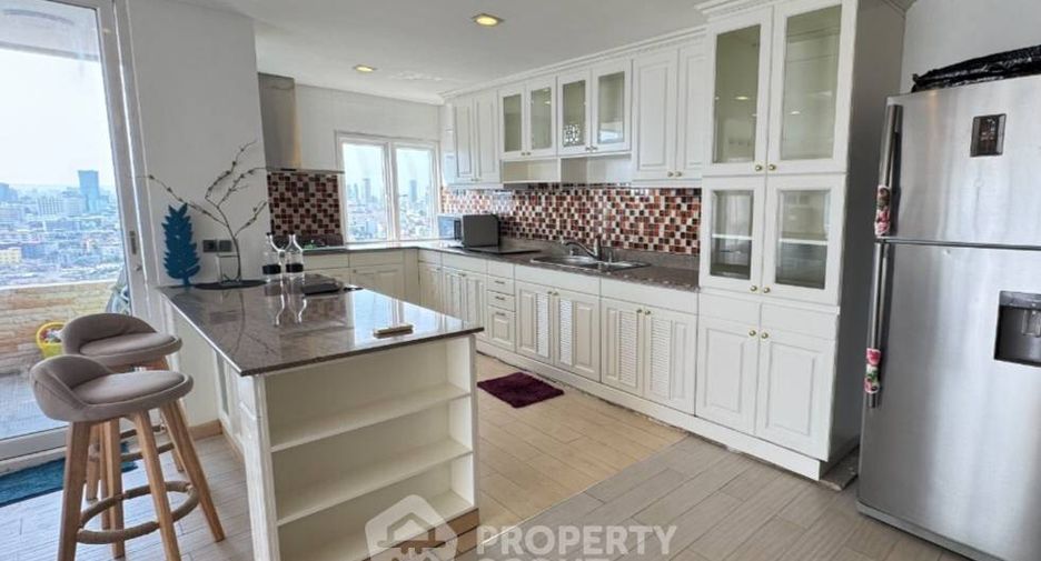 For rent 3 bedrooms condo in Huai Khwang, Bangkok