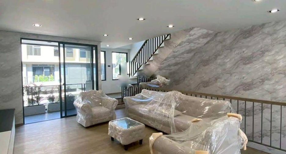 Casa adosada en alquiler de 3 habitaciones en Wang Thonglang, Bangkok