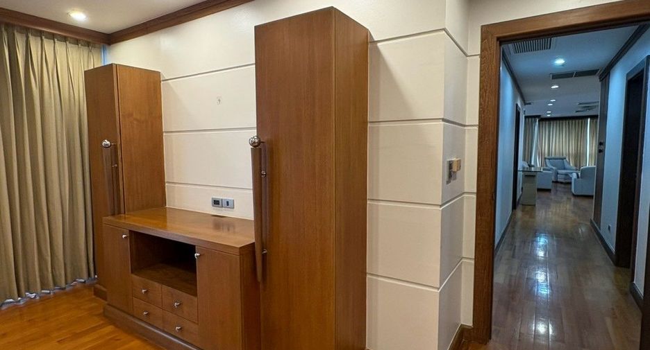 For rent 2 bedrooms apartment in Sathon, Bangkok