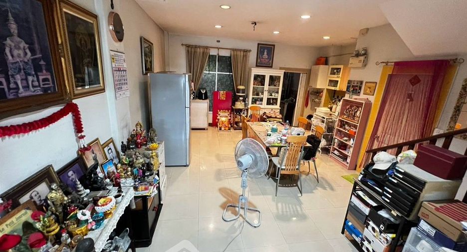 À vendre 5 chambres maison de ville à Chatuchak, Bangkok