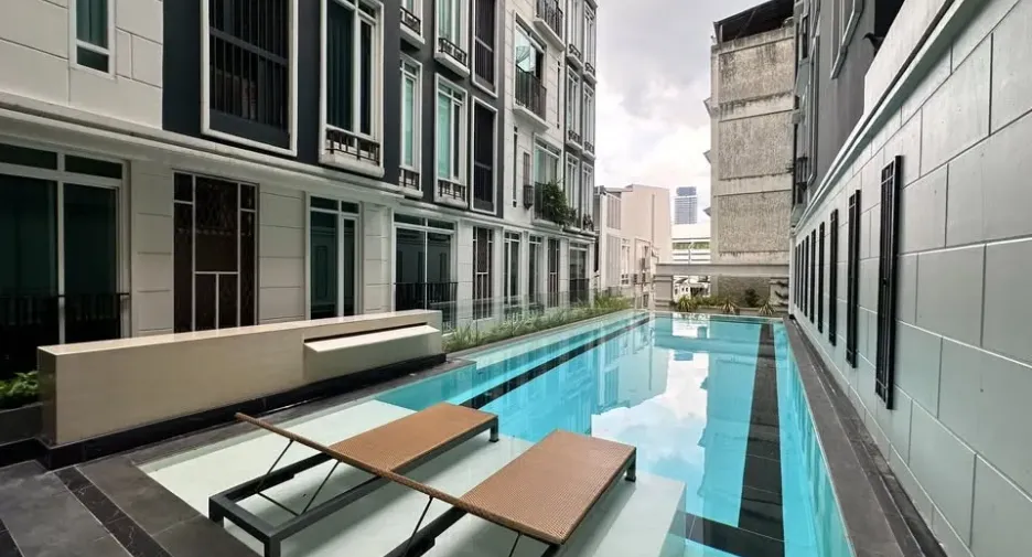 For rent 2 bedrooms condo in Yan Nawa, Bangkok
