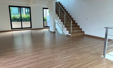Casa adosada en alquiler de 3 habitaciones en Mueang Samut Prakan, Samut Prakan