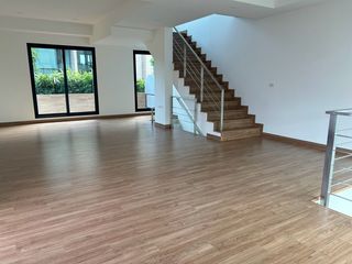 Casa adosada en alquiler de 3 habitaciones en Mueang Samut Prakan, Samut Prakan