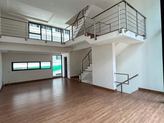 Casa adosada en alquiler de 3 habitaciones en Mueang Samut Prakan, Samut Prakan