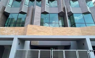 Casa adosada en alquiler de 3 habitaciones en Mueang Samut Prakan, Samut Prakan
