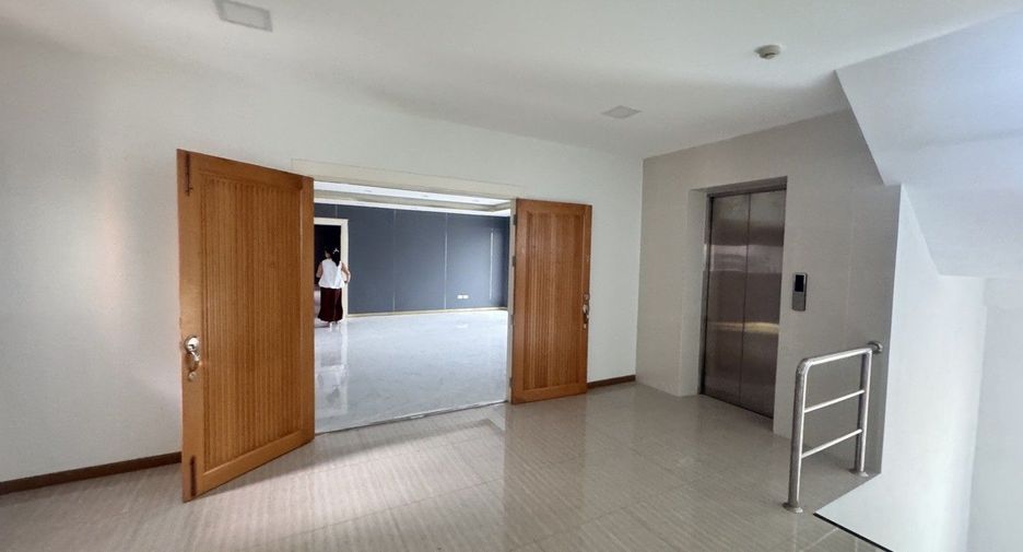 À louer et à vendre 10 chambres bureau à Huai Khwang, Bangkok