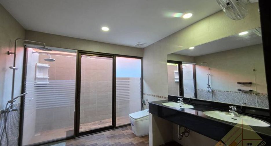 For rent and for sale 4 bedrooms house in Huay Yai, Pattaya