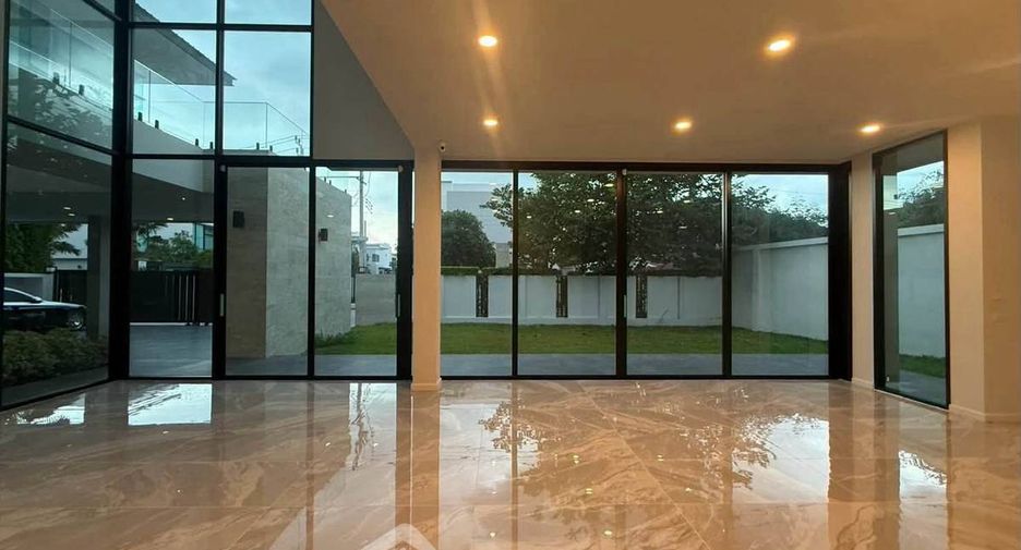Casa en alquiler de 5 habitaciones en Bang Khen, Bangkok