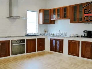 Casa en alquiler de 4 habitaciones en Bang Lamung, Chonburi