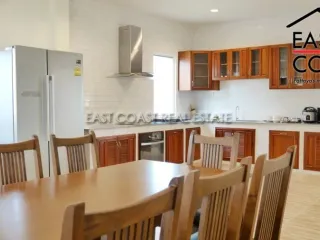 Casa en alquiler de 4 habitaciones en Bang Lamung, Chonburi