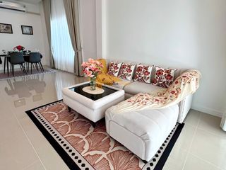 Casa en alquiler de 3 habitaciones en Bang Lamung, Chonburi