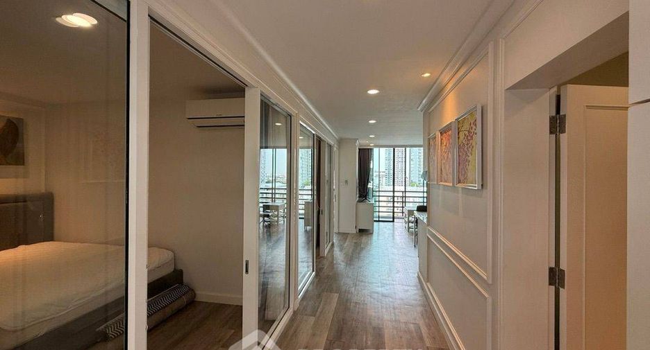 For rent 2 bedrooms condo in Phra Khanong, Bangkok