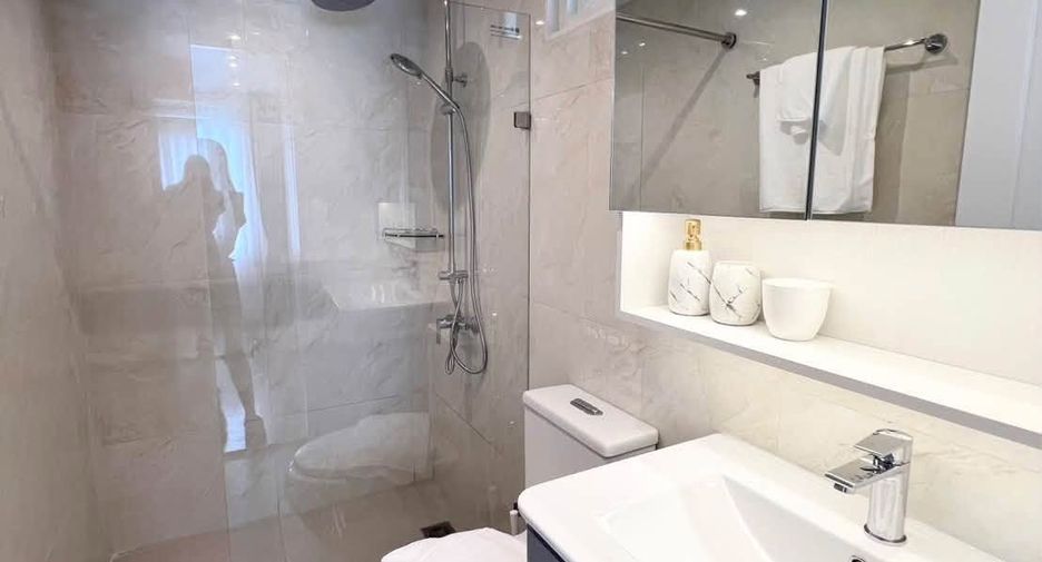 For rent 2 bedrooms condo in Yan Nawa, Bangkok