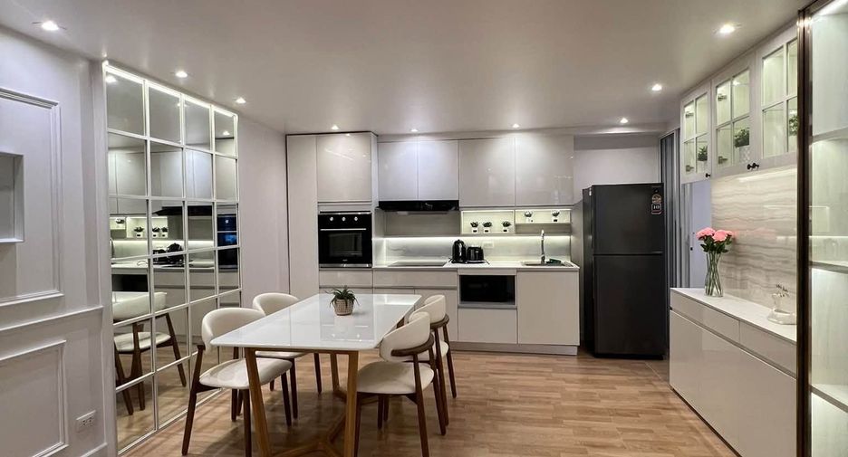For rent 2 bedrooms condo in Yan Nawa, Bangkok