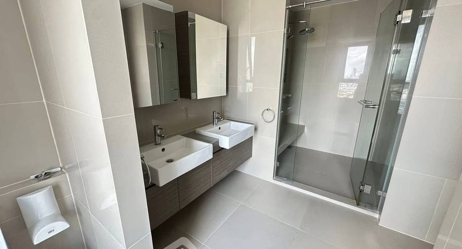 For rent 2 bedrooms condo in Huai Khwang, Bangkok