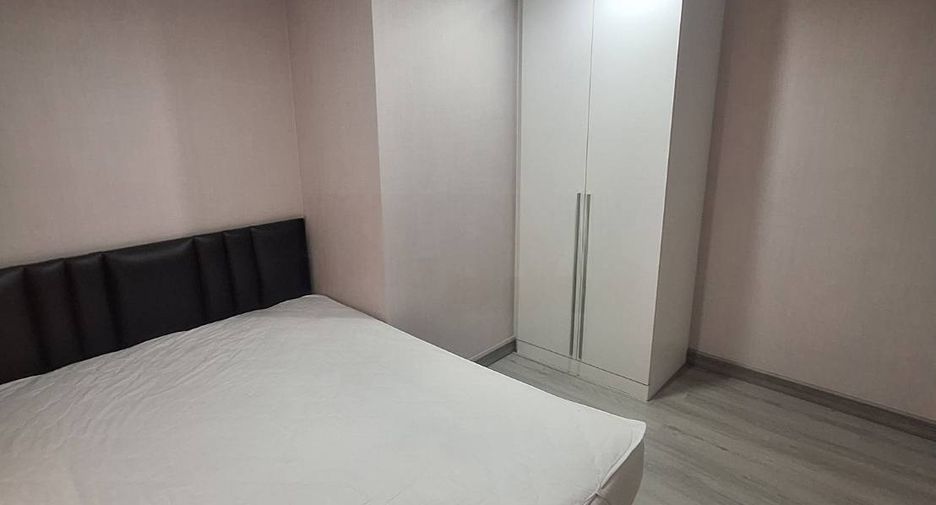 For rent 3 bedrooms condo in Huai Khwang, Bangkok