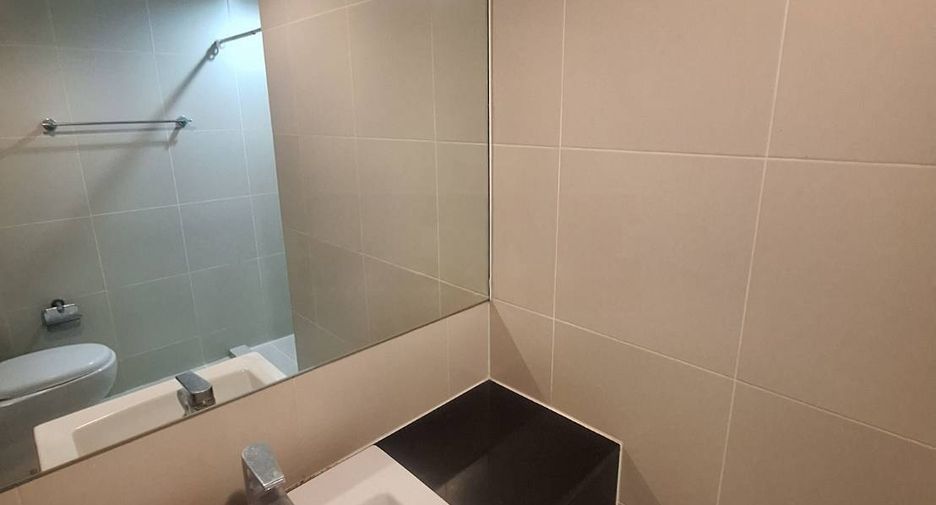 For rent 3 bedrooms condo in Huai Khwang, Bangkok