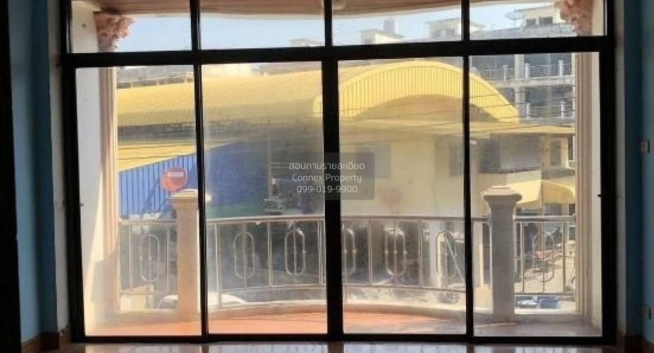 Local comercial en venta de 3 habitaciones en Si Racha, Chonburi
