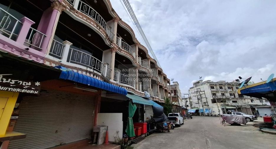 Local comercial en venta de 3 habitaciones en Si Racha, Chonburi