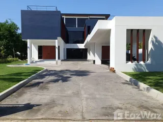 Casa en venta y en alquiler de 5 habitaciones en Phra Khanong, Bangkok