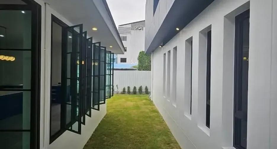 Casa en venta y en alquiler de 5 habitaciones en Phra Khanong, Bangkok