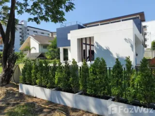 Casa en venta y en alquiler de 5 habitaciones en Phra Khanong, Bangkok