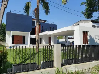 Casa en venta y en alquiler de 5 habitaciones en Phra Khanong, Bangkok