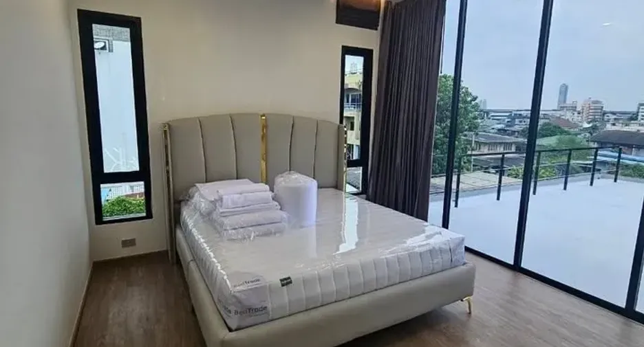 Casa en venta y en alquiler de 5 habitaciones en Phra Khanong, Bangkok
