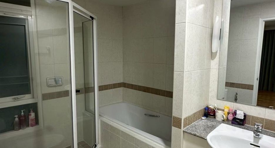 For rent 3 bedrooms condo in Yan Nawa, Bangkok