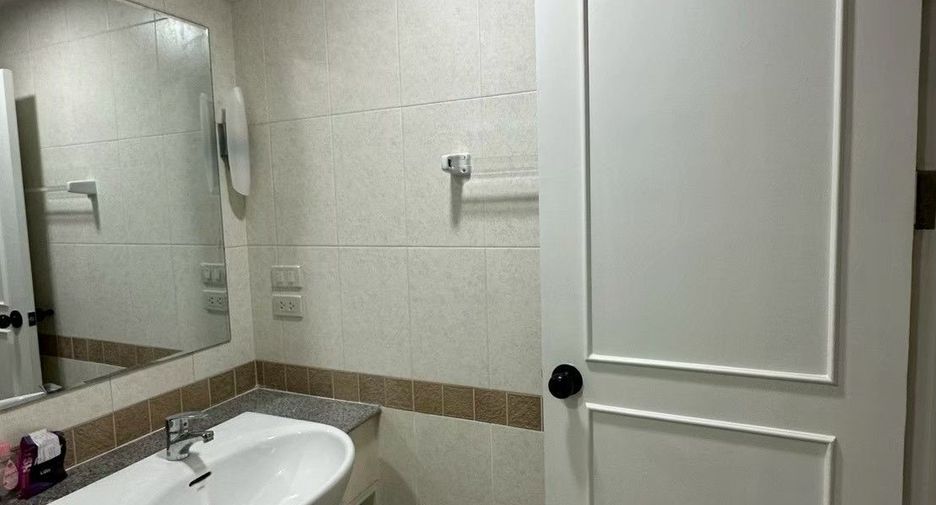 For rent 3 bedrooms condo in Yan Nawa, Bangkok