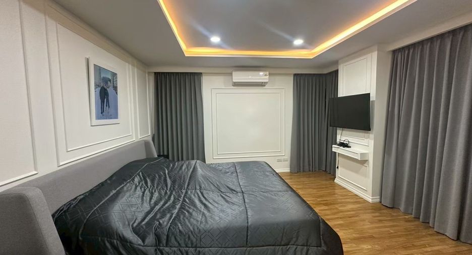 For rent 3 bedrooms condo in Yan Nawa, Bangkok