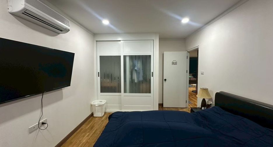 For rent 3 bedrooms condo in Yan Nawa, Bangkok