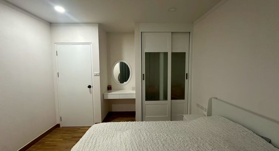 For rent 3 bedrooms condo in Yan Nawa, Bangkok