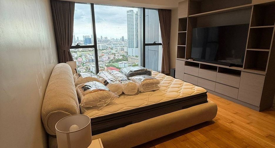 For rent 3 bedrooms condo in Sathon, Bangkok