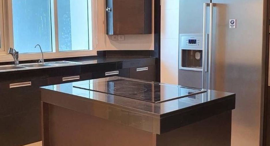 For rent 3 bedrooms condo in Sathon, Bangkok