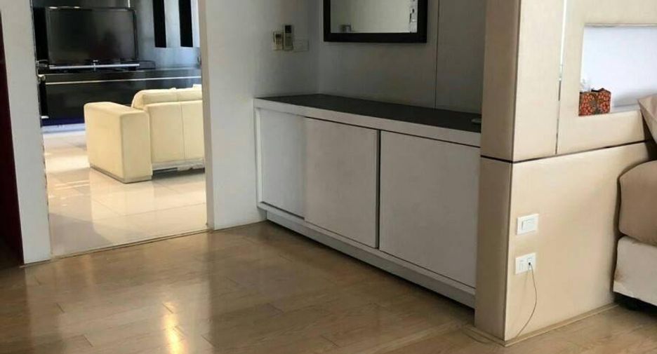 For sale 1 bed condo in Khlong Toei, Bangkok
