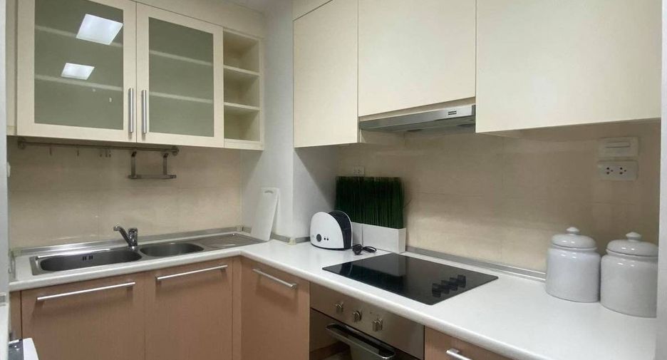 Condo en alquiler y en venta de 3 habitaciones en Phra Khanong, Bangkok