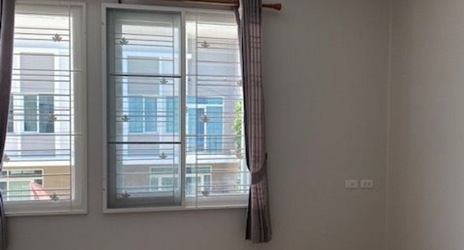 For rent 4 bedrooms townhouse in Bang Phli, Samut Prakan
