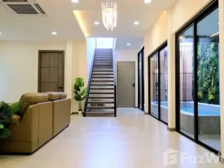 Casa en alquiler de 3 habitaciones en Phra Khanong, Bangkok