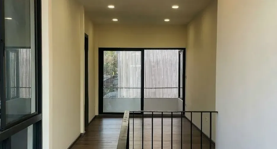 Casa en alquiler de 3 habitaciones en Phra Khanong, Bangkok