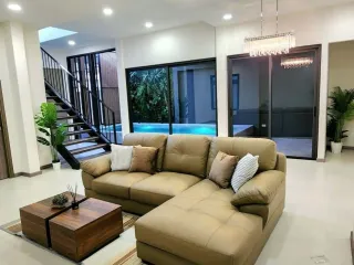 Casa en alquiler de 3 habitaciones en Phra Khanong, Bangkok