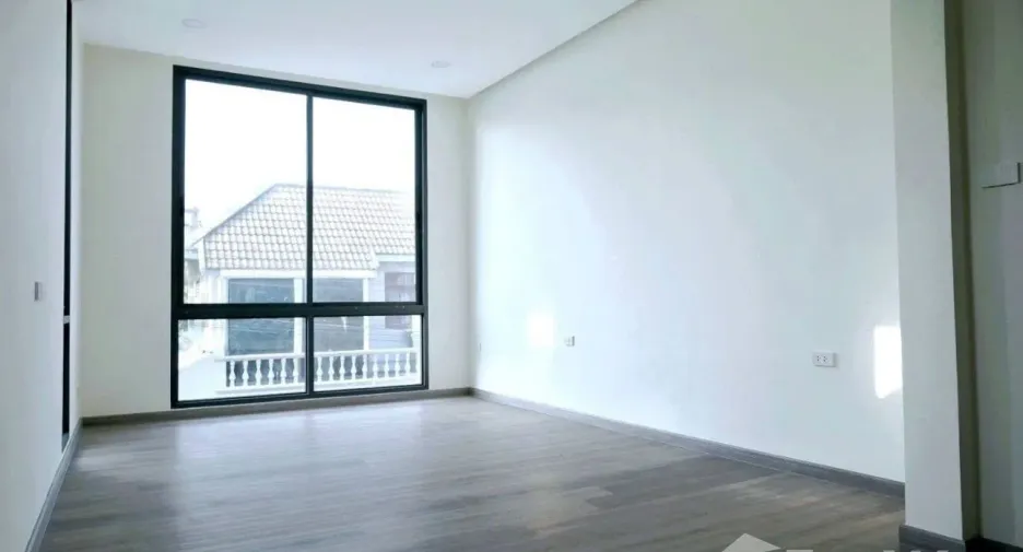 Casa en alquiler de 3 habitaciones en Phra Khanong, Bangkok